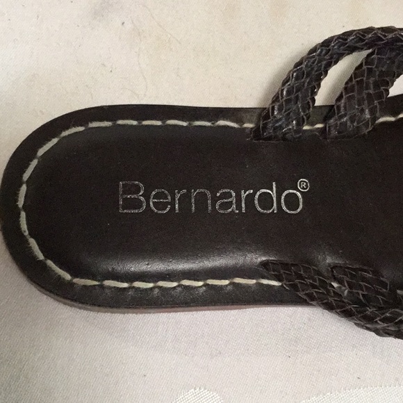 Bernardo Dark Chocolate Brown Classic Woven 9M Thong/Sandals - Picture 4 of 6
